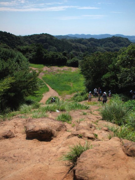 平坦な道に突如として巨大な岩？というか山が現れます。